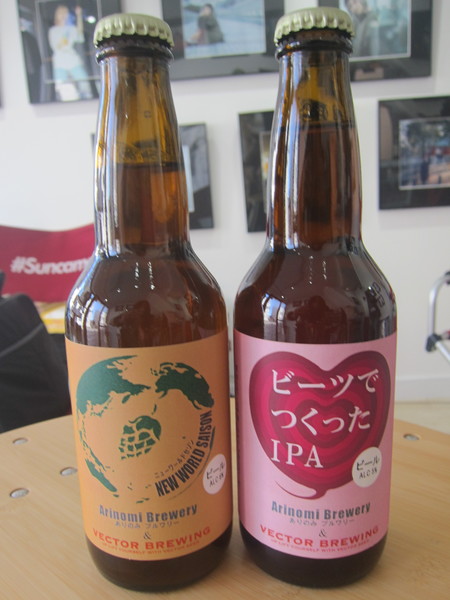 Arinomi Brewery(ありのみブルワリー)のクラフトビールも販売。いちかわビーツを100％使用した限定生産の「ビーツでつくったIPA」(右)と、スパイシーなフレーバーが特徴の「ニューワールドセゾン」(左)各650円は、VECTOR BREWINGとのコラボビール(なくなり次第終了)。