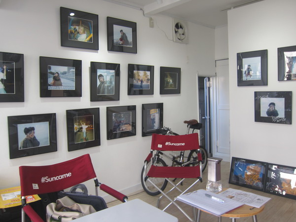 Sunstoreの店内(1F)。取材日は、サンジョウヤスタカ写真展として“ボクノバショ”展を開催中(2021は12/27まで、2022は1/7～1/16)。