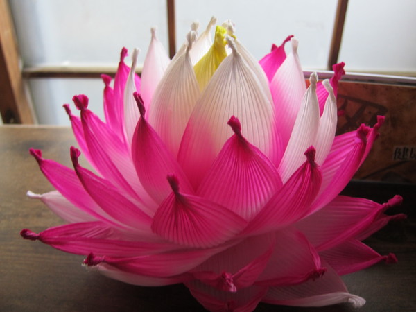 以前、ワークショップを開催したときの作品で、和紙で作られた“蓮の花”。