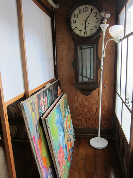 第二大正湯時代に使用されていた大きな古時計。振り子部分の扉を開けると、ここにも作品が。誰の作品かは直接確認してみて。
