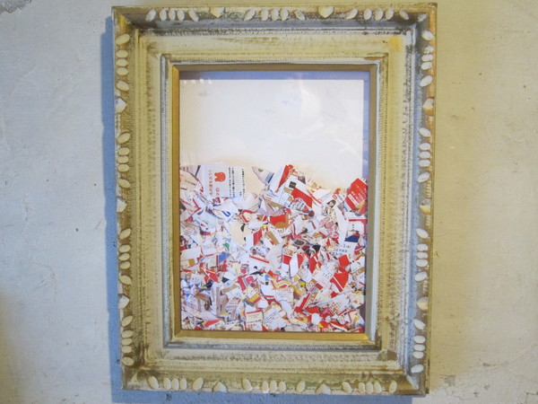 細かく千切られたチラシは「あそ美」の松本郁世依さんの作品で、それを額に納めて仕上げたのが「あそ美」の主催者・佐藤宏之先生(非売品)。