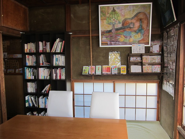 【2階】絵本の本棚がある部屋の奥にある和室。昔使われていた茶箪笥や机を今もそのまま活用している。