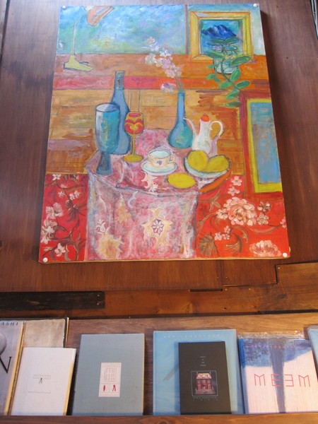 【1階】店内の随所に、佐藤千壽子さんを中心に作家さんの絵画や陶器などの作品がディスプレイされている。鮮やかな色彩で描かれた右の絵は、佐藤千壽子さんの作品。