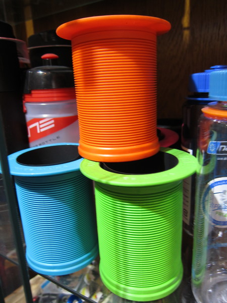上段右が「サイクルボトル」、上はカラフルな「ドリンクカップ」。