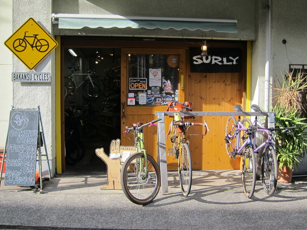 イエローの自転車の看板が目印。