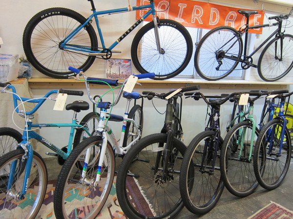 入口左手には様々なメーカーの自転車が並ぶ。