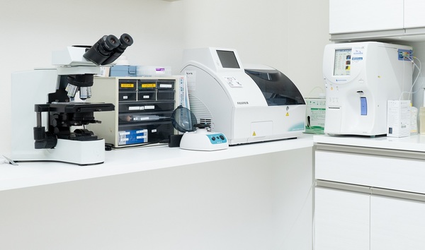 右は白血球・赤血球・血小板の数値などを計測する「全自動血球計算機」。中央にあるのが、血糖値や肝臓・腎臓などの数値をまとめて測定できる「動物用臨床化学分析装置 NX500V」。