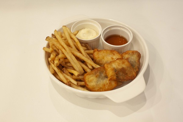 「フイッシュ＆ポテト」680円。白身魚フライにはモルトビネガー(麦芽酢)を使い食べやすいフライに仕上げた。