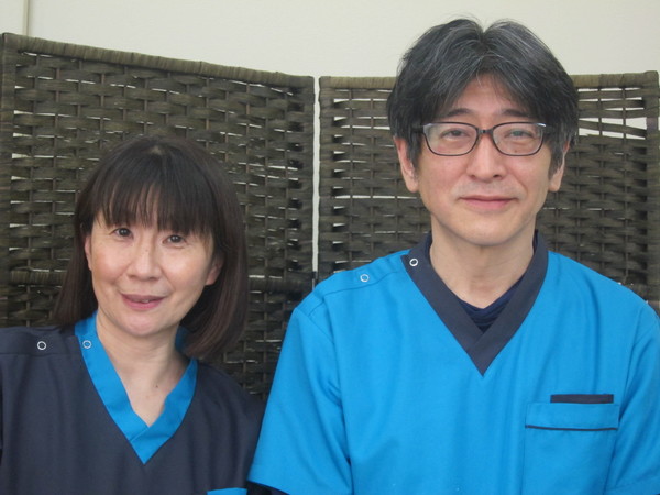 いつも笑顔あふれる院長の時田博行先生(右)と由花先生(左)。