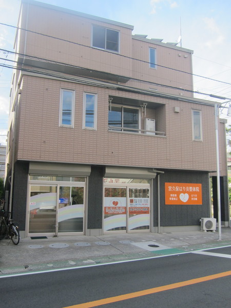 JR本八幡駅からバスで約7分、県道50号線(市川柏線)沿いの宮久保十字路近くにある。