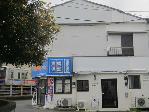 京成線の線路沿いの白い建物の一角にあるのが「ミカヅキデザイン」。