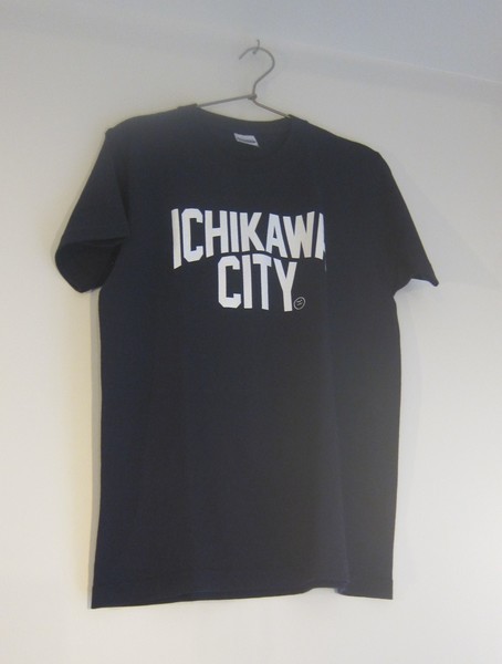 着心地抜群の「onigo-T-shirt」(左)2800円と、地元Ｔシャツ・ブーム発祥商品のDEPOTマーク入り「ICHIKAWA CITY Tシャツ」3190円(Kidsサイズは2750円)。