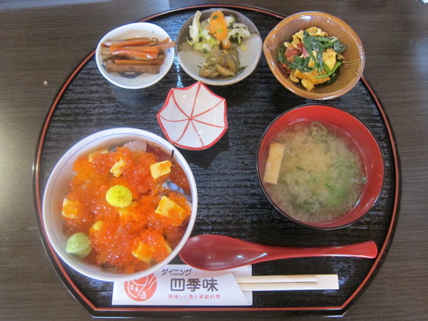ランチの「海鮮ばらちらし丼」漬物と副菜2品と味噌汁付きで1000円。