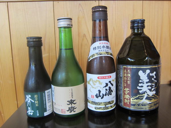 一人飲みに丁度いいサイズの日本酒、左から「谷川岳」(500ml・500円)、「末廣」(300ml・1000円)、「八海山」(300ml・1000円)と、人気の本格焼酎「薩摩美人(芋)」(1杯600円)。