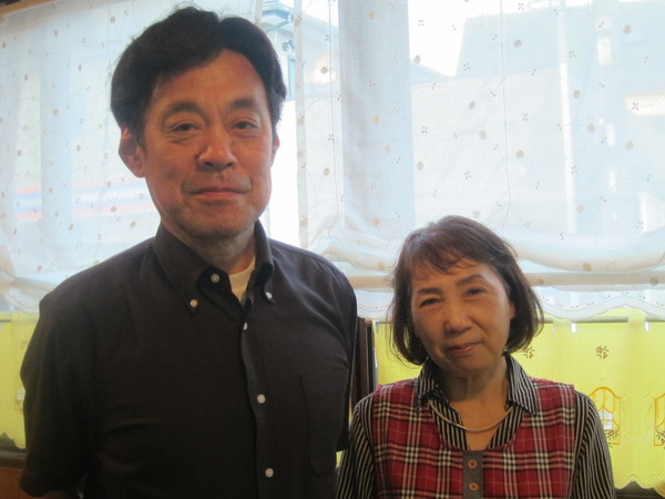 店主の金子静子さん(右)と、夫の泉さん(左)。