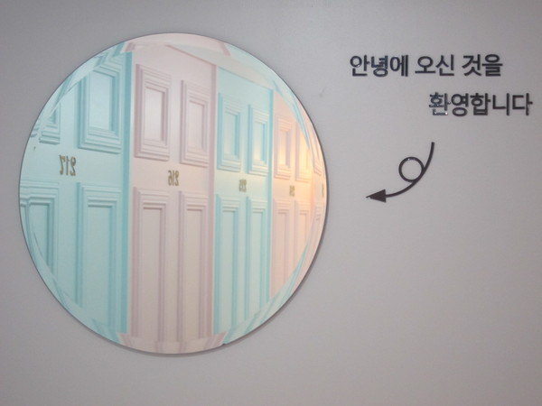 丸い鏡の右上には、韓国語で書かれた“アンニョンへようこそ”の文字が。