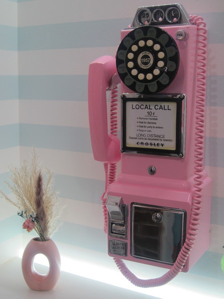廊下の途中には“ピンクの電話”が。