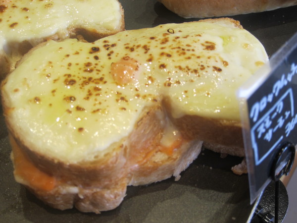 とろけるチーズたっぷりの「バケットのクロックムッシュ(ハム＋アボカド)」(上段右)と、kamo食パンを使った「クロックムッシュ(スモークサーモン)」(上)。