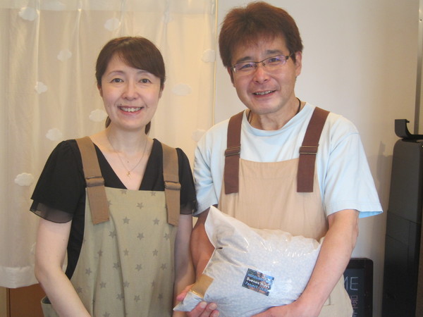 オーナーの跡部文章さん(右)と奥様の久美子さん(左)。