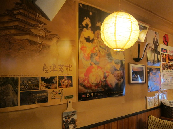 店内の壁には会津若松など地方のポスターが貼ってある。