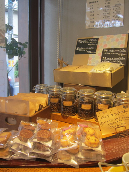 手作りの「ディアマンテ クッキー」や「自家焙煎コーヒー」(豆＆ドリップバッグなど)も販売。
