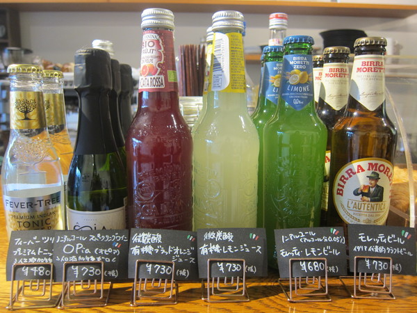 フランス産のノンアルコール・スパークリングワインをはじめ、イタリア産の微炭酸・有機レモンジュースやブラッド・オレンジジュースなどもある。