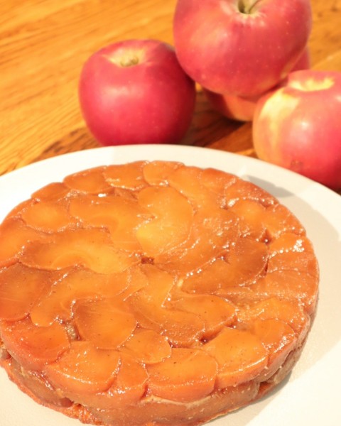 甘く煮詰めたりんごがたっぷり乗ったフランス発祥の焼き菓子・自家製「タルトタタン」は特にファンが多い。