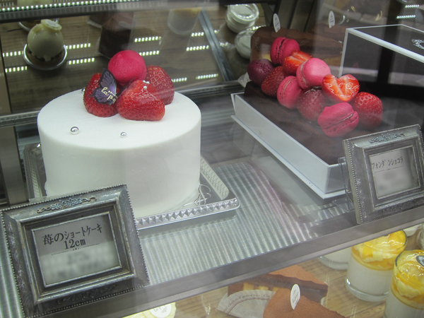 「苺のショートケーキ(12cm)」(左)と、イチゴとマカロンがトッピングされた「フォンダンショコラ」(右)。