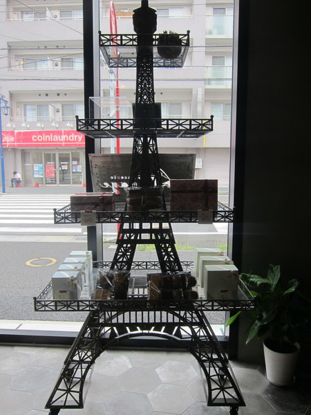 フランス菓子店を象徴するパリのエッフェル塔を模したワゴンには焼き菓子が並ぶ。