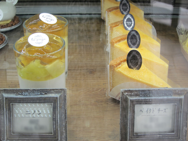 ビターアーモンドの軽いムースや静岡のマスクメロンなどを使った「ニノン」(左)となめらかで濃厚な「ベイクドチーズ」(右)。