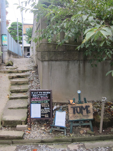 法華経寺の参道脇からもお店に行くことができる。「TOM’S」の看板が目印。