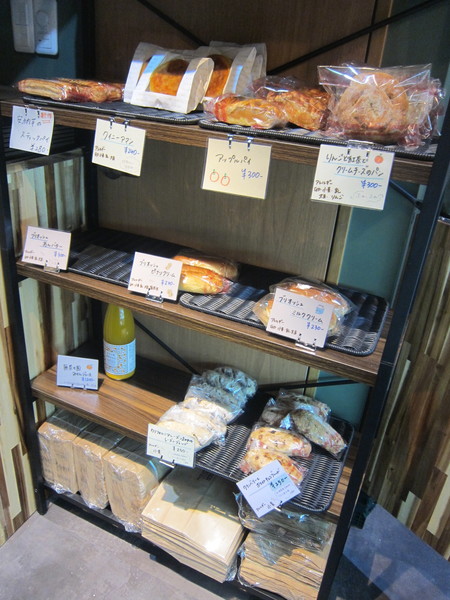 入り口左手の棚にもさまざまな種類のパンが並ぶ。