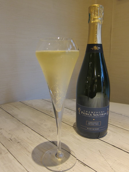 シャンパングラスの中で、泡が一直線に上る様子が美しい。シャンパンは、フランス産の「シャンパーニュ　ブラン　ド　ノワール　グラン　クリュ」白・辛口。