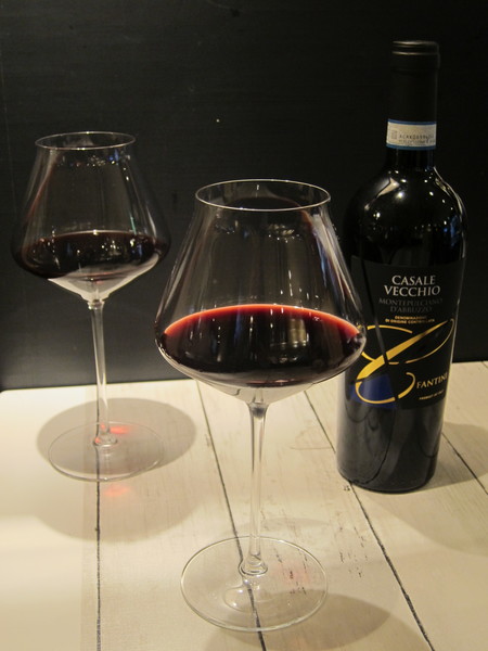 ワインはイタリア産の「カサーレ ヴェッキオ モンテプルチアーノ ダブルッツォ 2019」赤。