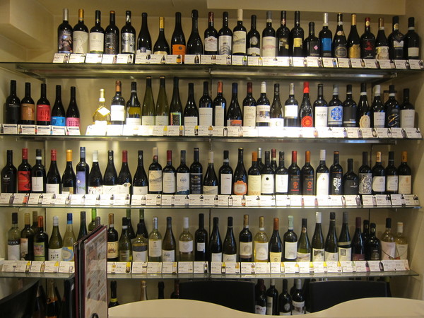 150本以上のボトルが並ぶ圧巻のワイン棚！
