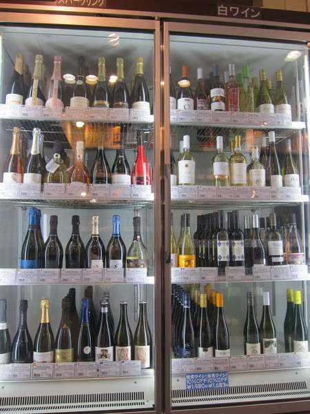 ワインボトルがぎっしり並ぶ棚も！(上段右)。向い側に冷蔵ワインも。　