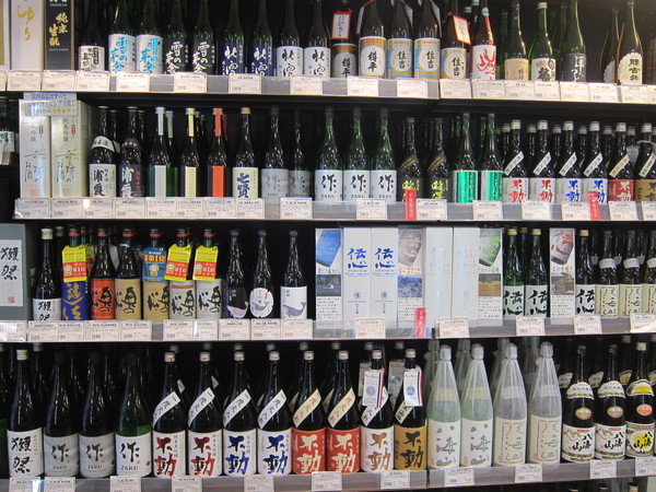 日本酒がズラリと並ぶ棚は圧巻。