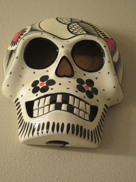 メキシコの伝統文化“死者の日”に使用される、カラフルにペイントされたガイコツが店内にも。
