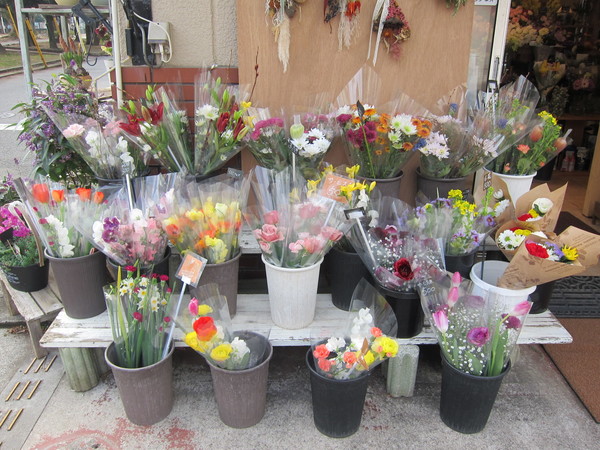 店頭には季節の切り花が並ぶ。
