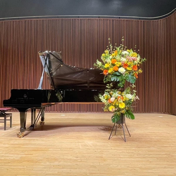 「ピアノの発表会～スタンド花2段」(イエロー・オレンジ系の花を希望)。