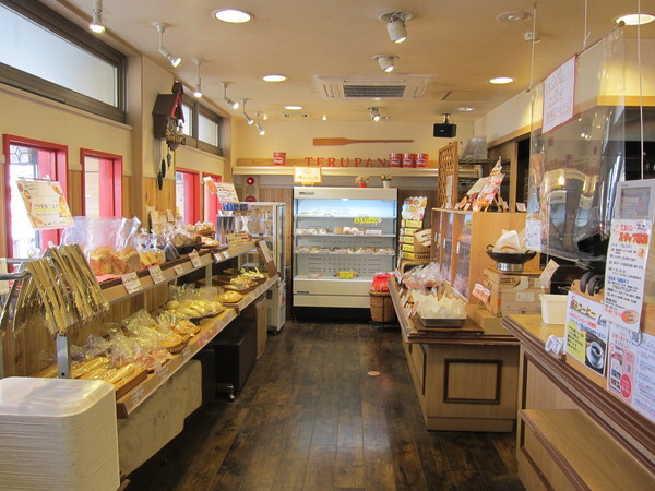 店内には65種類ほどのパンが並ぶ。