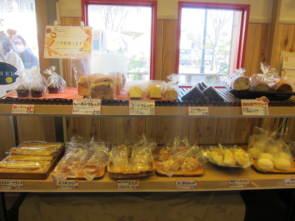 甘い菓子パン系のパンが並ぶコーナー。子どもに人気の「どうぶつパン」も。