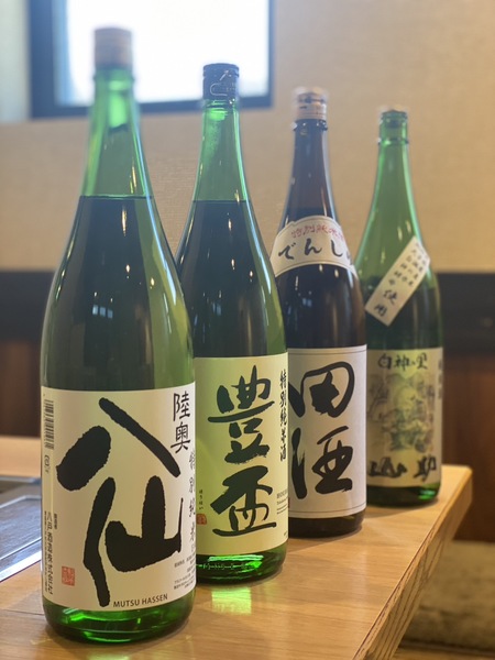青森の蔵元の日本酒を多くラインアップ。
