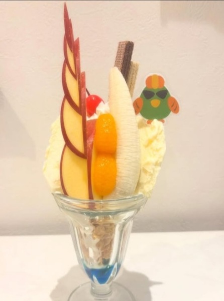 Pio自慢の昔ながらの「フルーツパフェ」(1000円)。バニラアイスと生クリームに、りんご、みかん、バナナ、サクランボの4種類のフルーツをデコレーション! ボリューム満点!