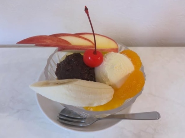 当店人気No.1のスイーツ「クリームあんみつ」(700円)。ランチセット(900円)を注文した方限定で、「ミニクリームあんみつ」を+300円で味わえる。