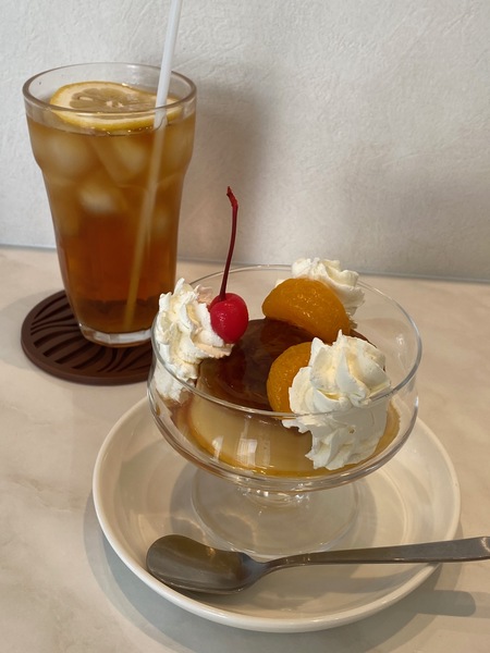 Pioのおすすめセット「紅茶(アイス/アールグレイ)とプリン」(900円)。紅茶はホット(ダージリン)でも可。甘さ控えめで濃厚なちょっと固めのプリンは、Pioでしか食べられない味。