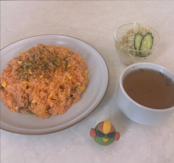 サラダとスープと3種類から選べるドリンクが付いたランチセットの「チキンピラフ」(900円)。