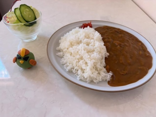 サラダとスープと3種類から選べるドリンクが付いたランチセットの「カレーライス」(900円)。