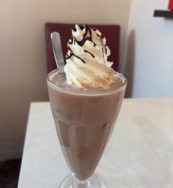 生クリームたっぷり!「アイスココア」(550円)。