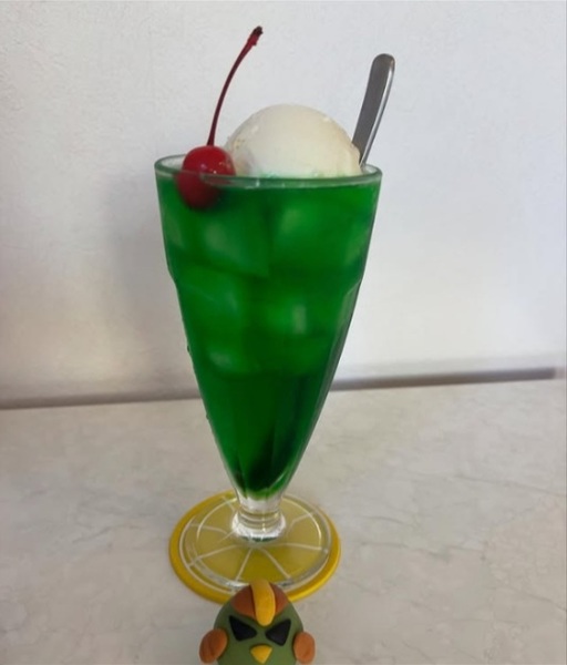 レトロなビジュアル!「クリームソーダ(メロン)」(550円)。